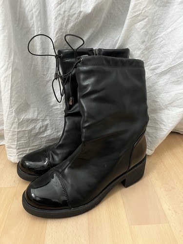 Schöne schwarze lederstiefel - schwarze,